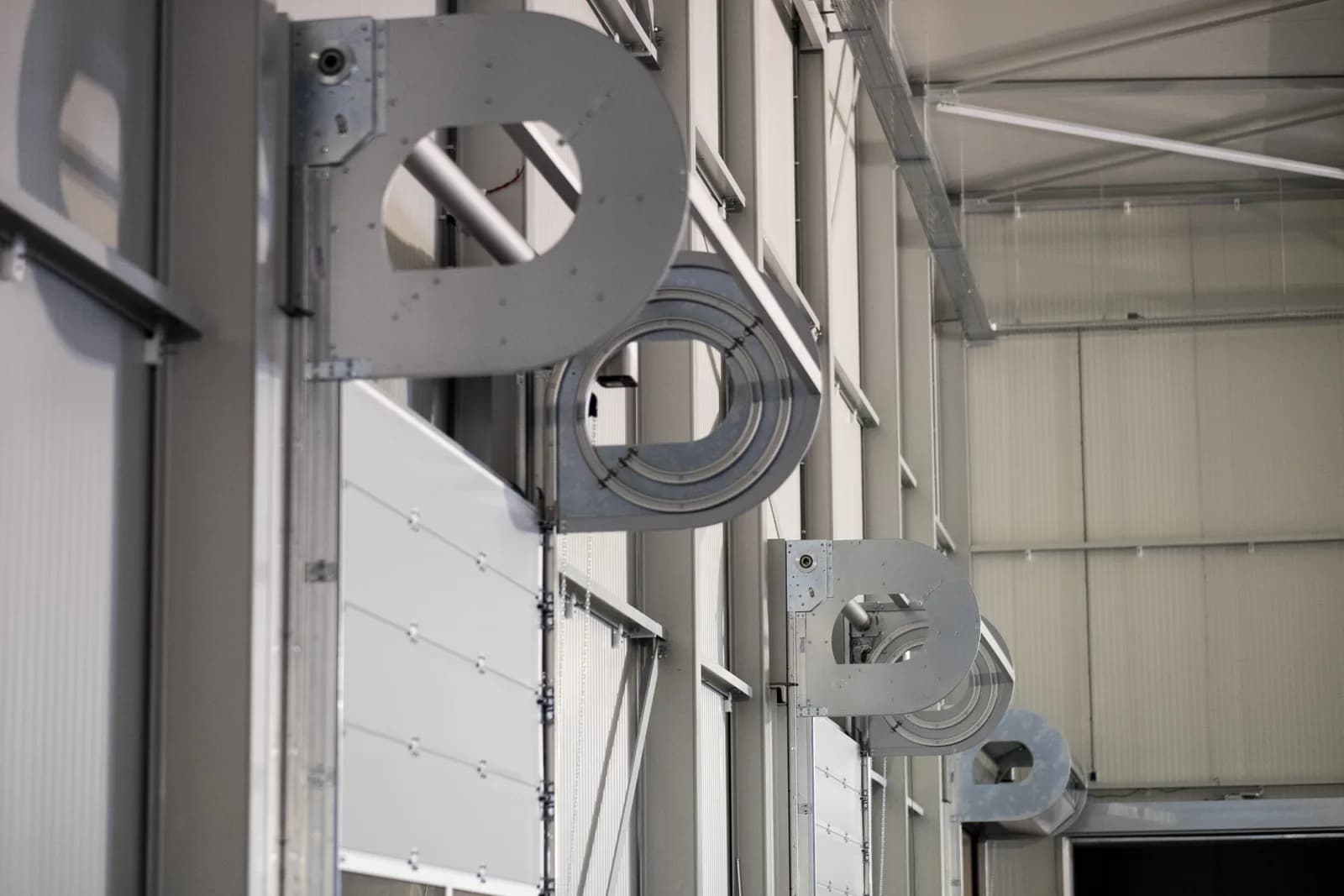 Helix-Spiraltor-Mechanik von innen, mehrere Einheiten an einer Hallenwand